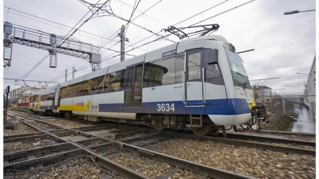 Adif y Renfe cesan a los dos cargos intermedios por el problema de los trenes de Cantabria