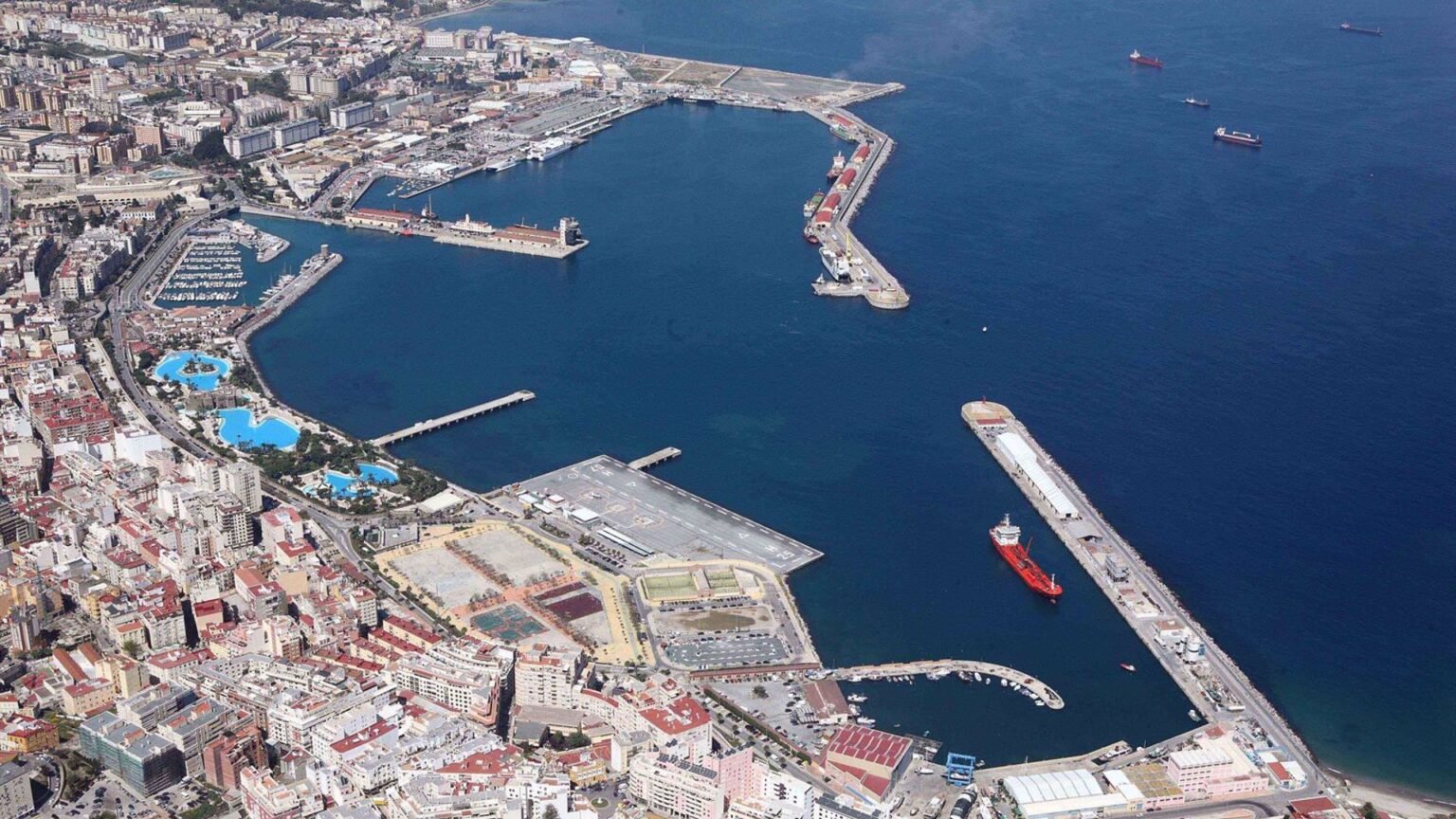 Rusia esquiva el embargo de petróleo de la Unión Europea frente a las costas de Ceuta