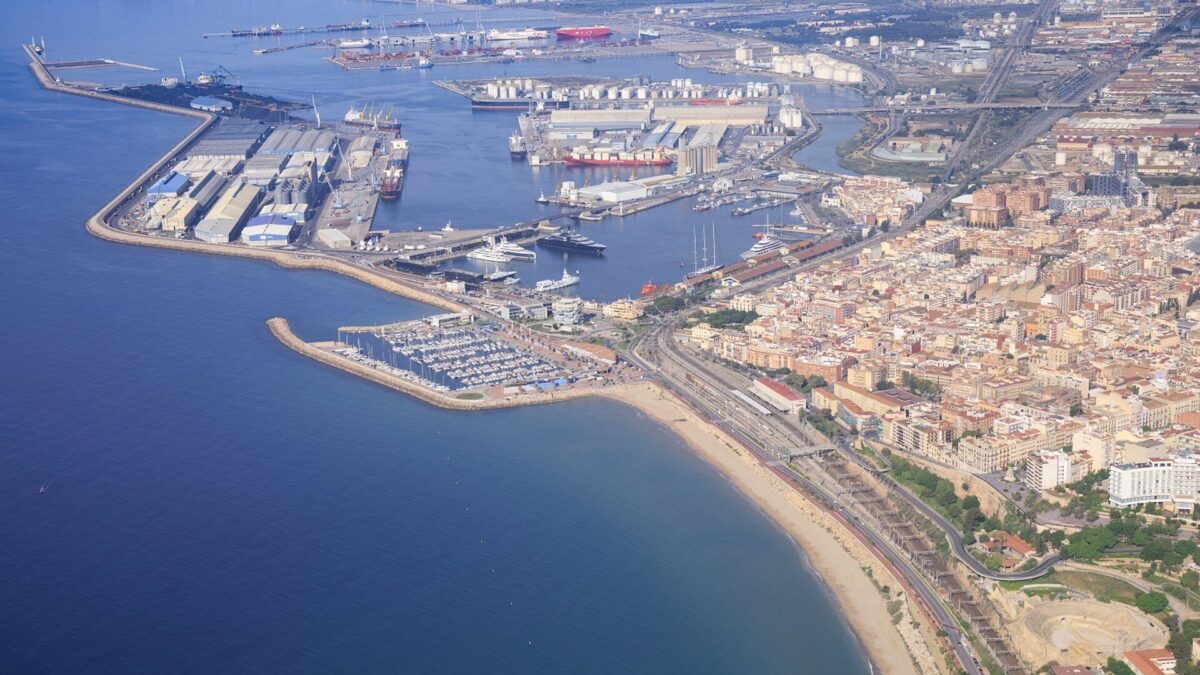 El Gobierno prohíbe entrar al Puerto de Tarragona a un buque por traer crudo ruso