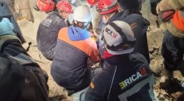Los bomberos de Madrid rescatan a una mujer en Turquía después de seis días bajo los escombros
