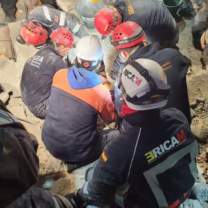 Los bomberos de Madrid rescatan a una mujer en Turquía después de seis días bajo los escombros