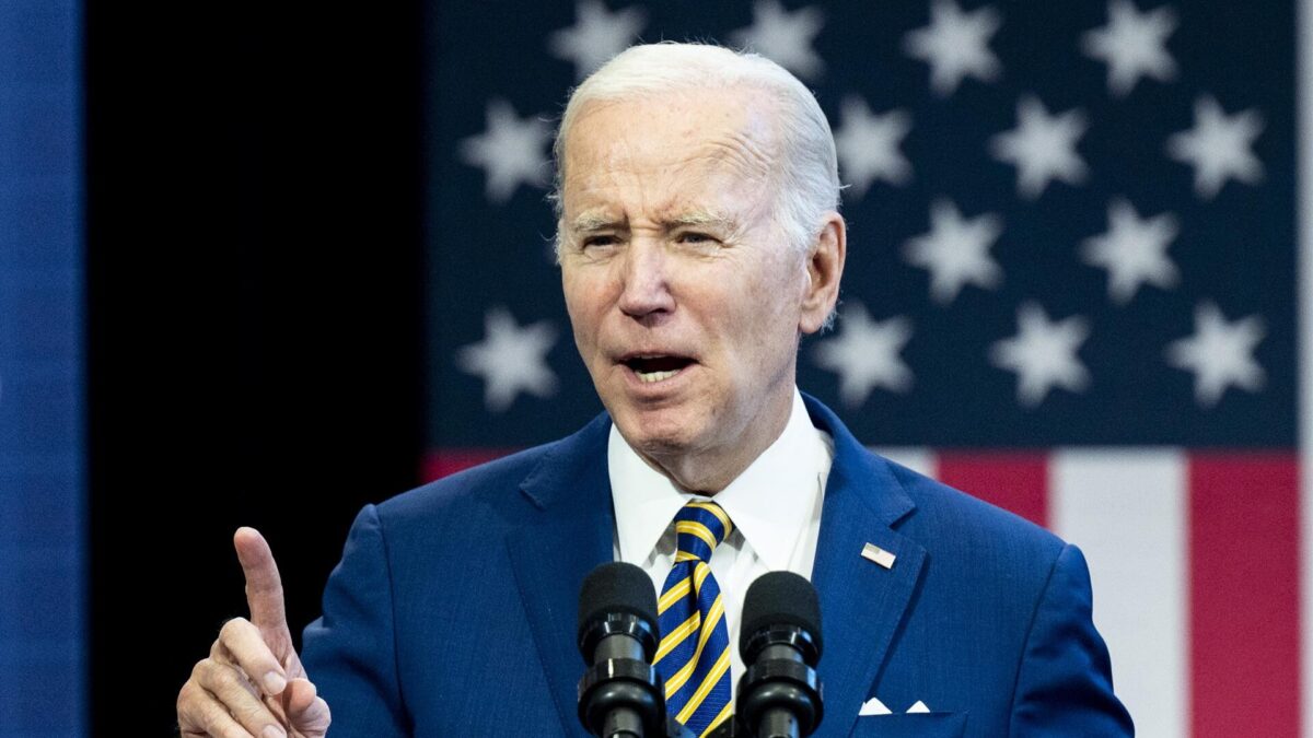 Biden anuncia un plan de acción para monitorear objetos aéreos sobre EEUU