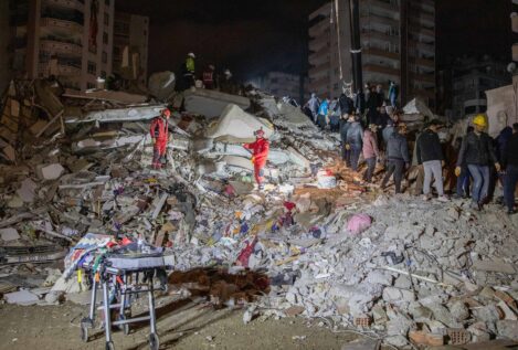 Un niño de 12 años, hallado con vida tras 260 horas atrapado bajo los escombros en Turquía