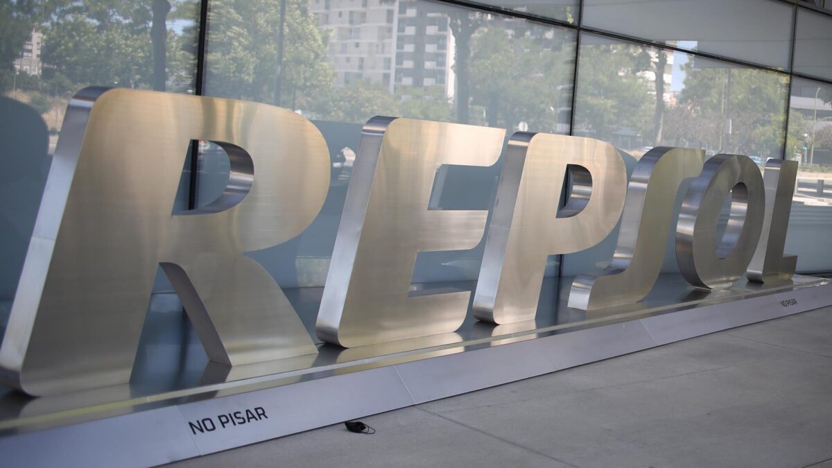 Repsol se deja un 2,5% por la caída del crudo y tras desestimar cautelares contra el impuesto