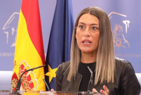 Escándalo en el Congreso tras retirar una bandera de España la portavoz de Junts