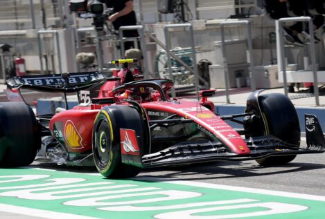 Sainz lidera la mañana del segundo día de los tests de pretemporada con Alonso tercero