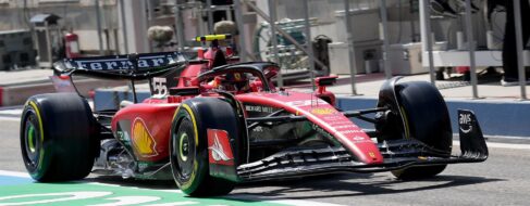 Sainz lidera la mañana del segundo día de los tests de pretemporada con Alonso tercero