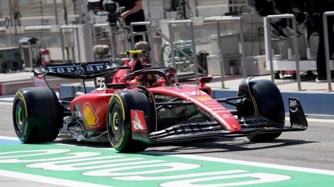 Sainz lidera la mañana del segundo día de los tests de pretemporada con Alonso tercero