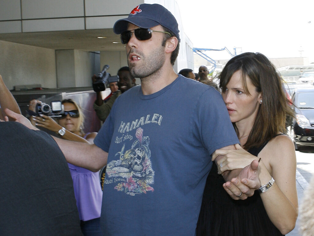 Ben Affleck y Jennifer Garner en un aeropuerto