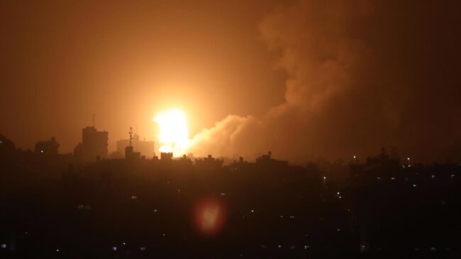 Israel ataca objetivos de Hamás en Gaza en represalia por el lanzamiento de cohetes