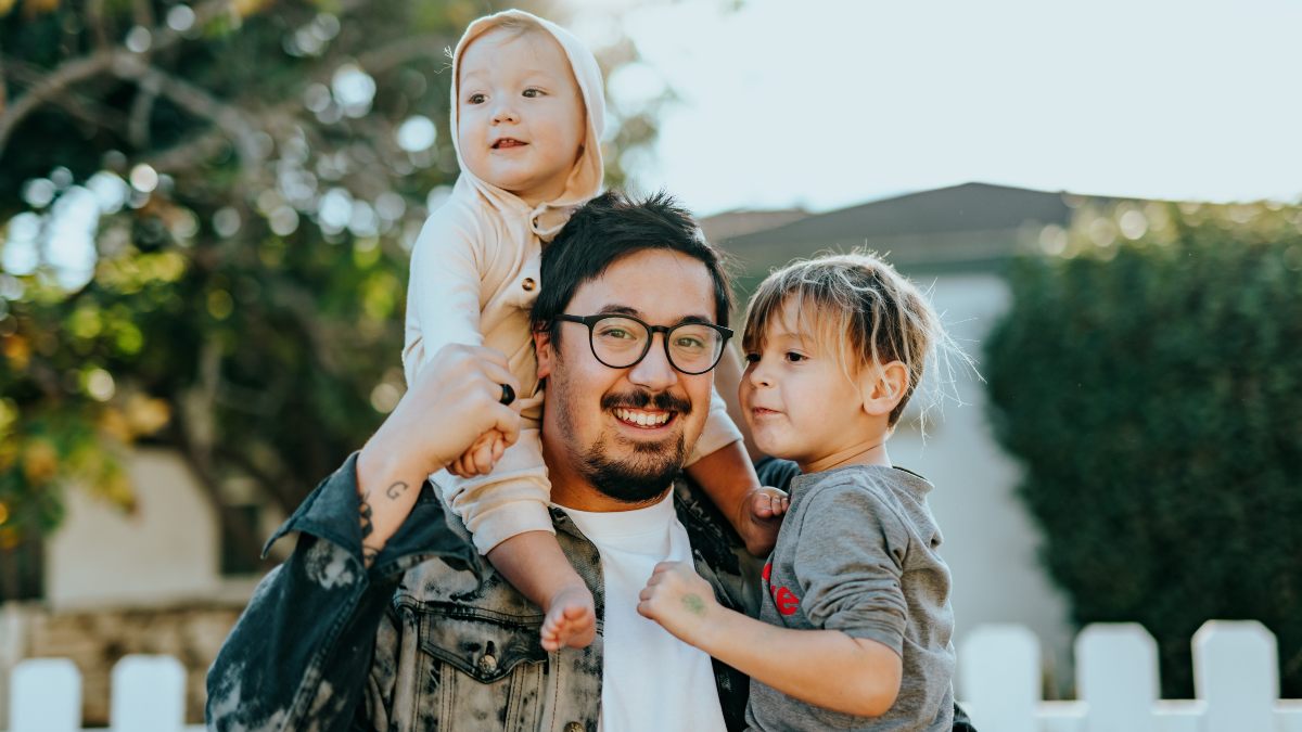 Un hombre con dos niños pequeños. Foto: Nathan Dumlao (Unsplash)