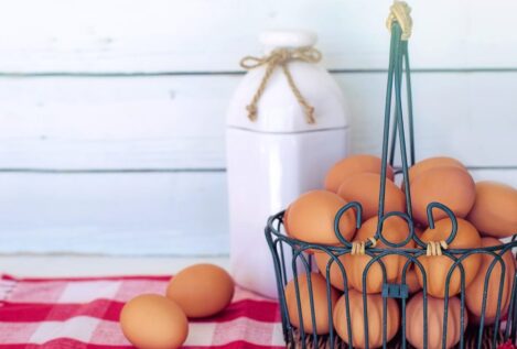 La técnica perfecta para cascar los huevos y evitar salmonelosis