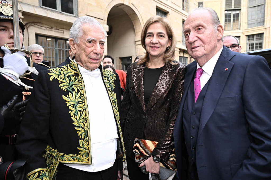 La infanta Cristina, con Vargas Llosa y Juan Carlos I