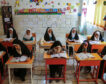 Envenenan a cientos de alumnas de colegios femeninos en Irán para obligarlos a cerrar