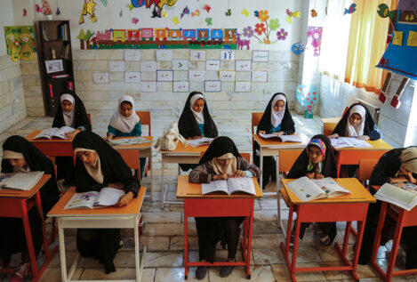 Envenenan a cientos de alumnas de colegios femeninos en Irán para obligarlos a cerrar