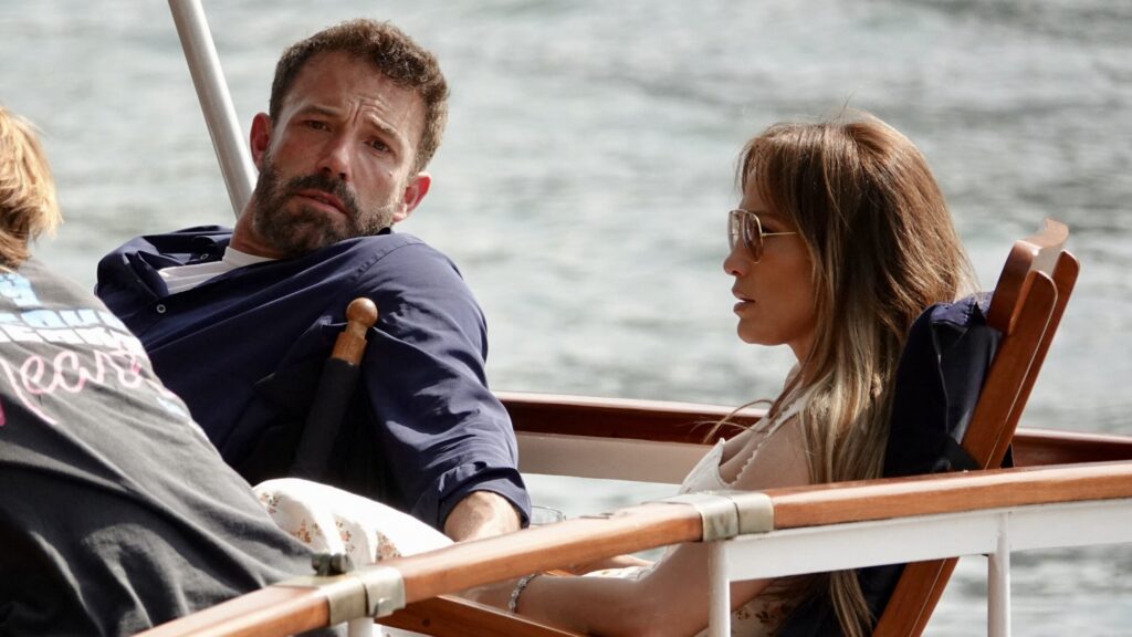 Ben Affleck y Jennifer López en un barco. Gtres