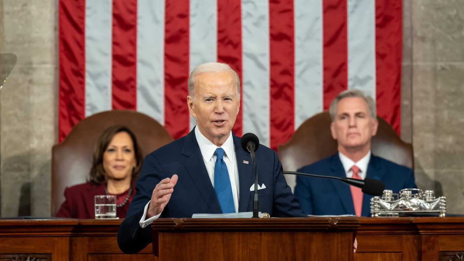 Biden pide al Congreso una reforma de la Policía y la prohibición de los fusiles de asalto