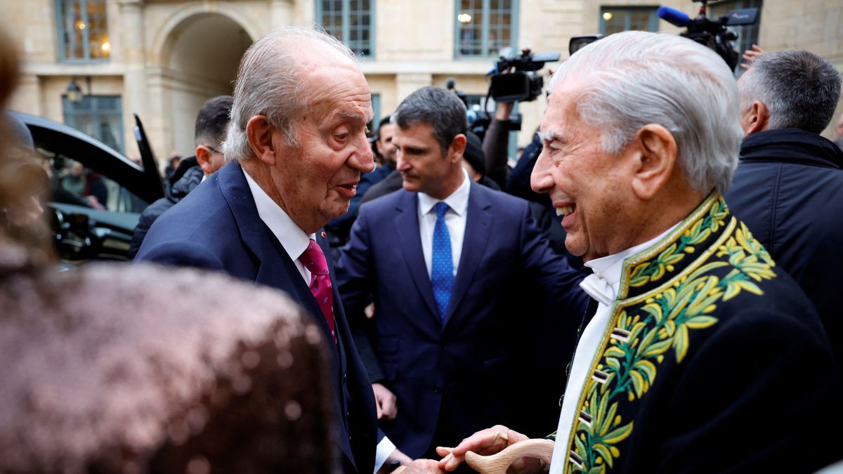 Macron invita a Juan Carlos I y a los Vargas Llosa a una cena en honor al escritor