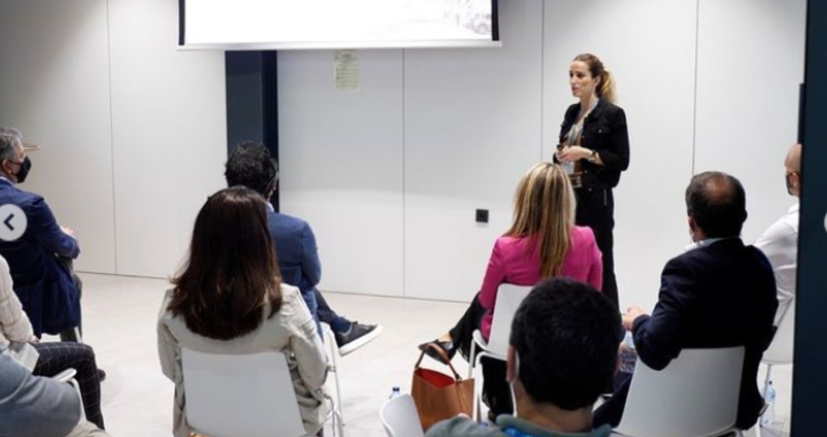 Juana Roig, impartiendo una charla