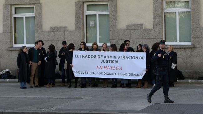 Justicia tilda de «privilegiados» a los letrados y exige que terminen con la huelga