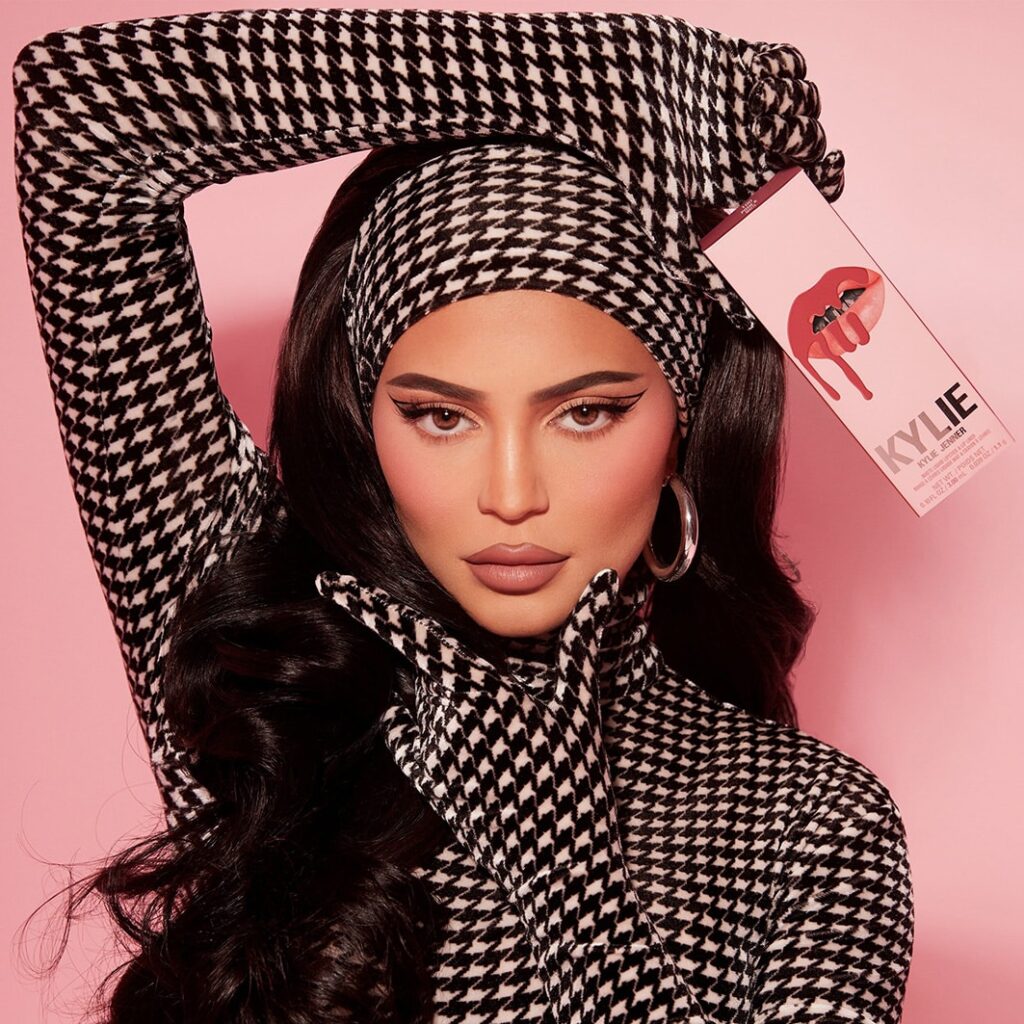Kylie Jenner posando con uno de los productos de su firma Kylie Cosmetics
