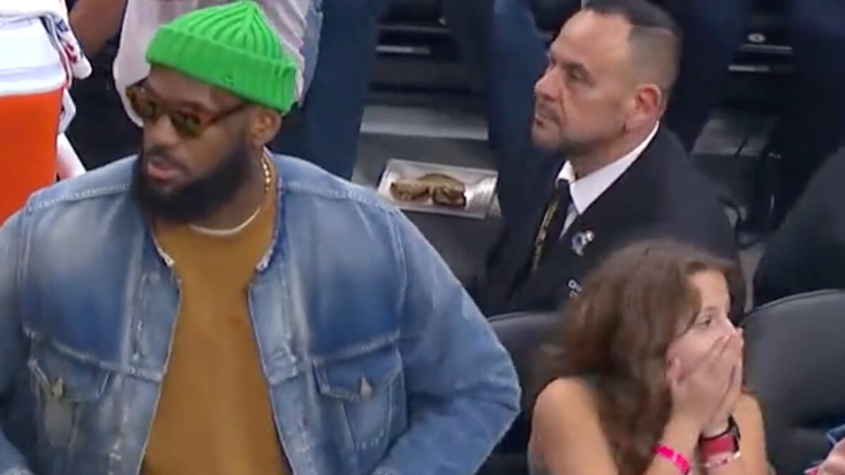 (VÍDEO) La reacción viral de una niña cuando LeBron James se sienta a su lado en pleno partido: «El mejor momento de mi vida»