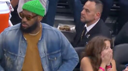 (VÍDEO) La reacción viral de una niña cuando LeBron James se sienta a su lado en pleno partido: "El mejor momento de mi vida"