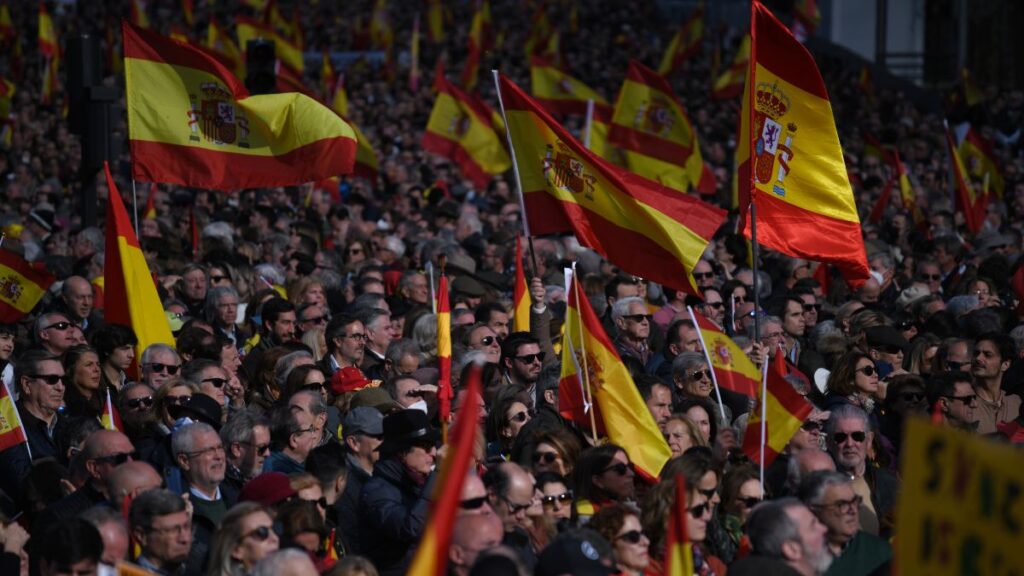 Miles de personas se manifiestan contra el Gobierno de Pedro Sánchez, en Cibeles, a 21 de enero de 2023. 