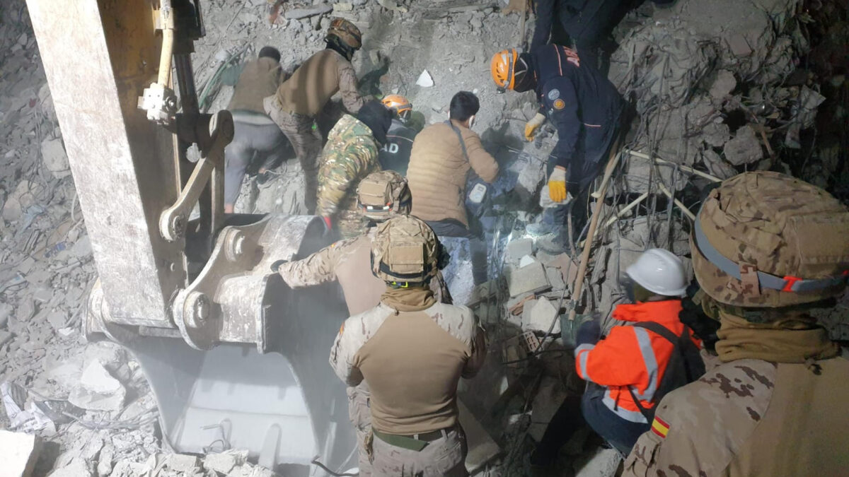 (VÍDEO) Infantes de la Marina participan en el rescate de un niño de siete años en Turquía