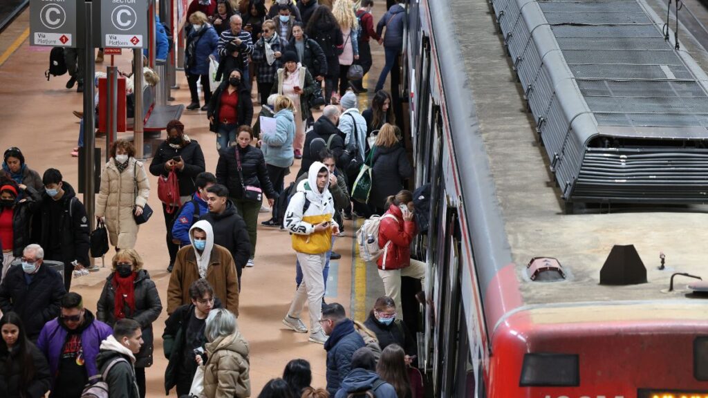 Varias personas con y sin mascarilla entran y salen de un vagón del tren en el andén de la estación Puerta de Atocha-Almudena Grandes. Foto: Marta Fernández,