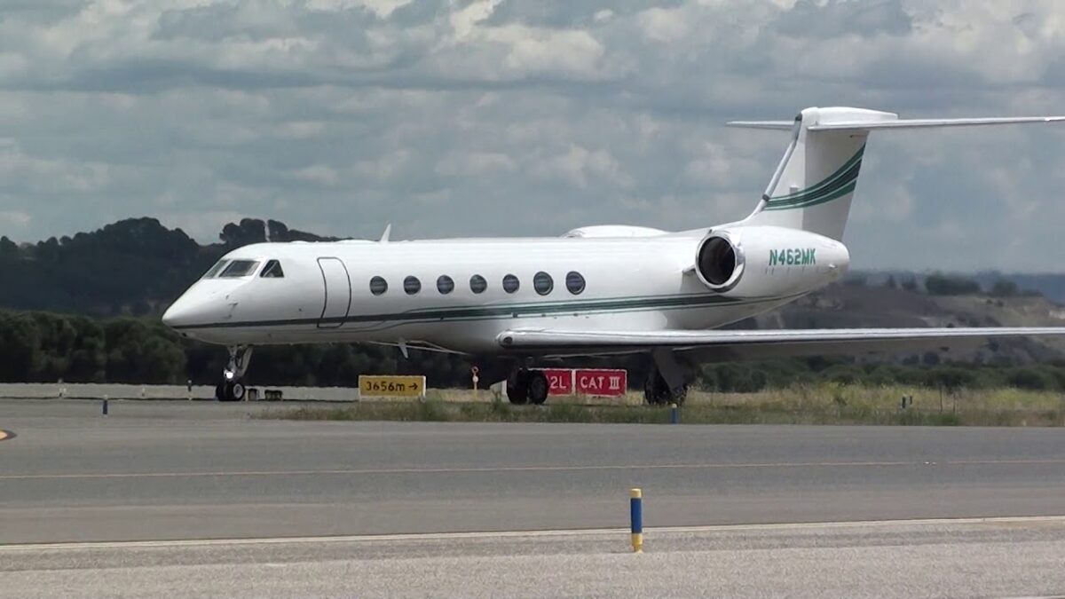 Un avión oficial de Argelia aterriza en Barajas horas antes de la cumbre en Marruecos