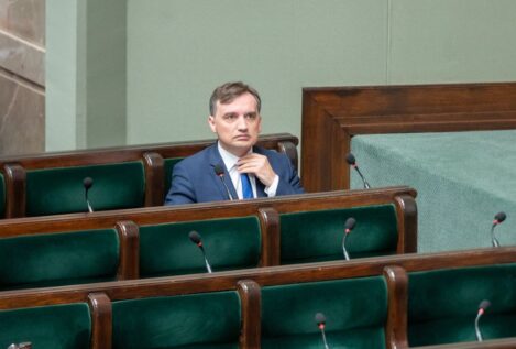 Un ministro polaco acusa al Gobierno de España de querer «legalizar la zoofilia»