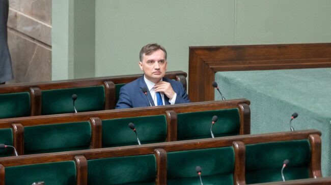 Un ministro polaco acusa al Gobierno de España de querer «legalizar la zoofilia»