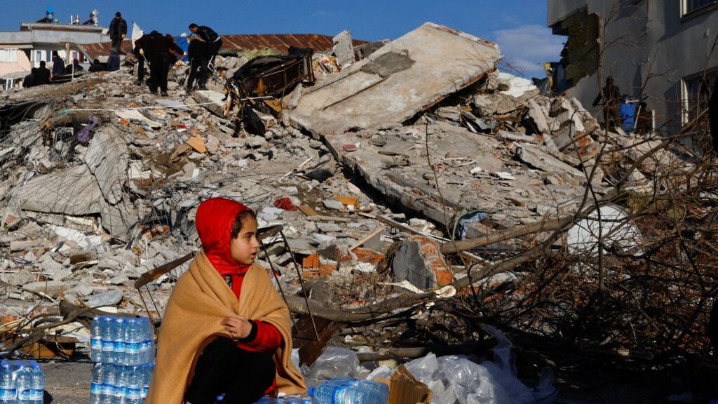 Una niña frente a los restos de un edificio derrumbado por un terremoto en Kahramanmaras, Turquía. Foto: Suhaib Salem (Reuters). 