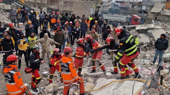 (VÍDEO) Rescate "milagroso": dos jóvenes con vida tras 198 horas atrapados bajo los escombros de un edificio en Turquía