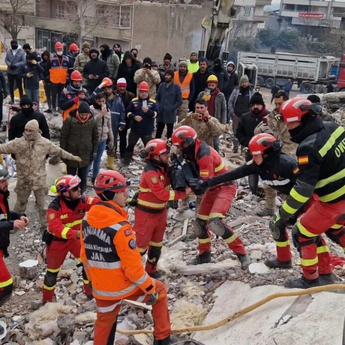 (VÍDEO) Rescate "milagroso": dos jóvenes con vida tras 198 horas atrapados bajo los escombros de un edificio en Turquía