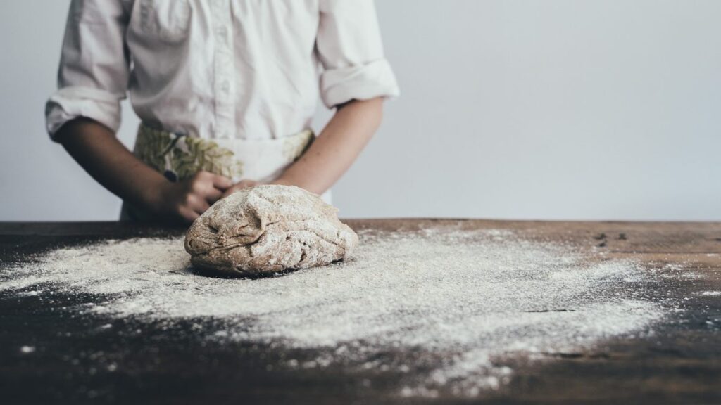 Una persona haciendo pan. 