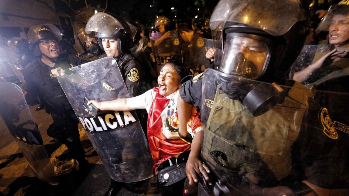 La presidenta de Perú propone un adelanto electoral para este 2023 en medio de las violentas protestas