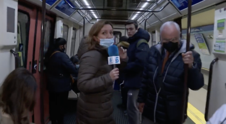 (VÍDEO) El incidente de una reportera y su cámara en el día del fin de las mascarillas en el metro de Madrid