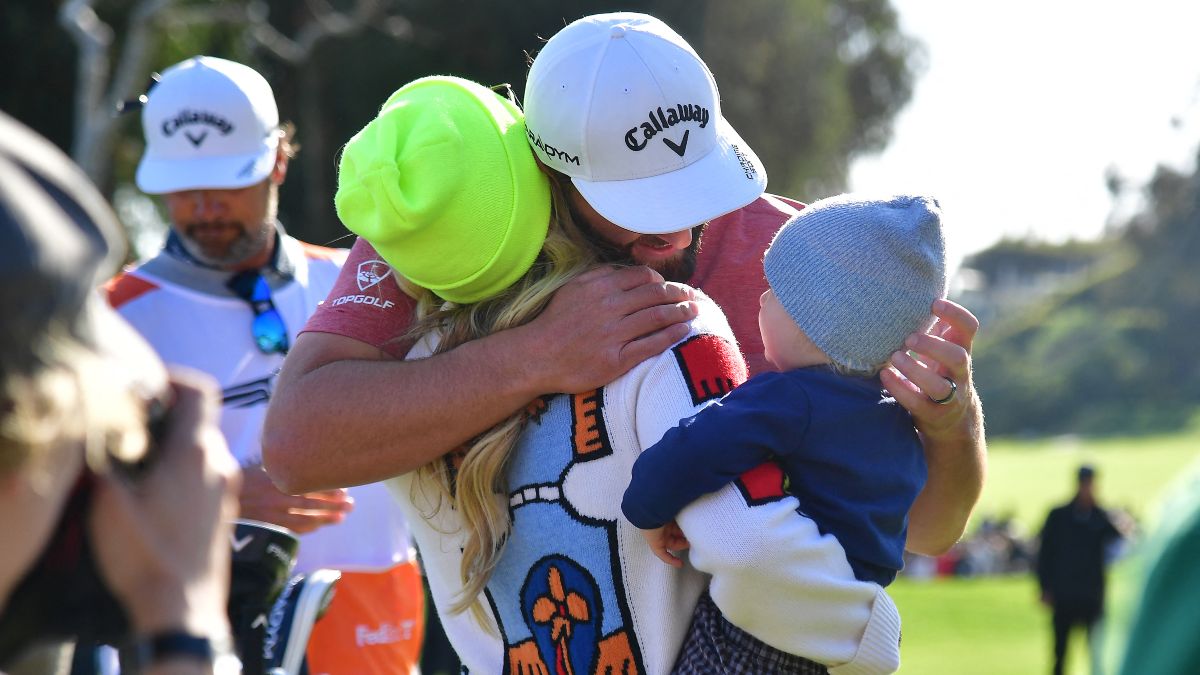 El español Jon Rahm celebra la victoria junto a su pareja y su hijo. Foto: Gary A. Vasquez (Reuters).