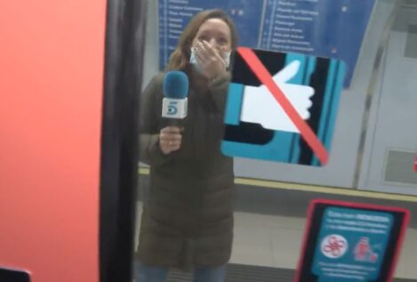 «¡Ay, mierda!»: una reportera de Telecinco pierde a su cámara en el Metro de Madrid
