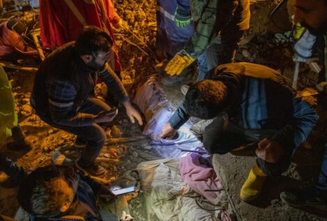 Rescatan a una madre y a su hijo de seis meses tras 29 horas bajo los escombros en Turquía