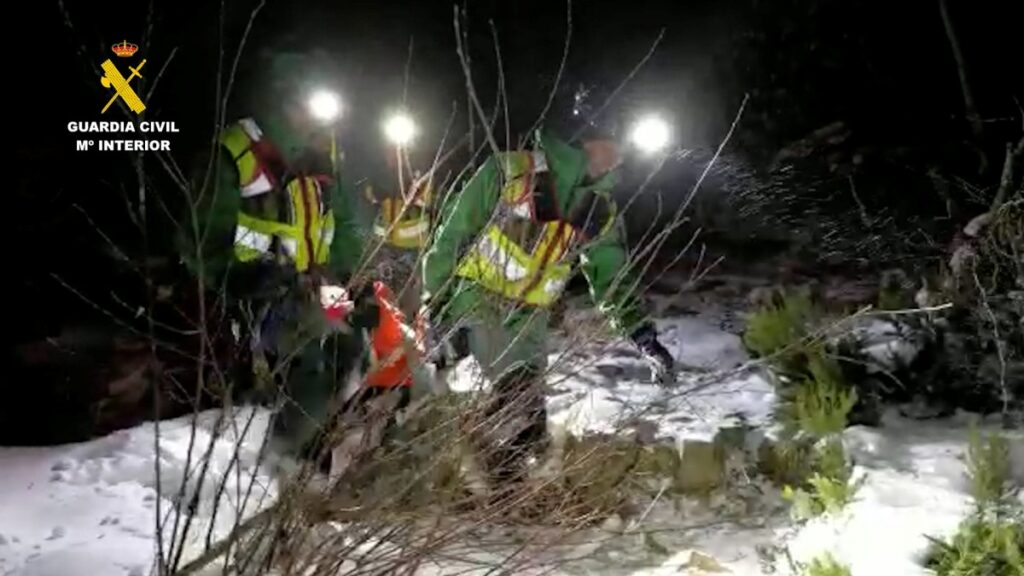 Momento del rescate a manos del equipo de especialistas de montaña de la Guardia Civil. Fuente: Gobierno de Palencia. 