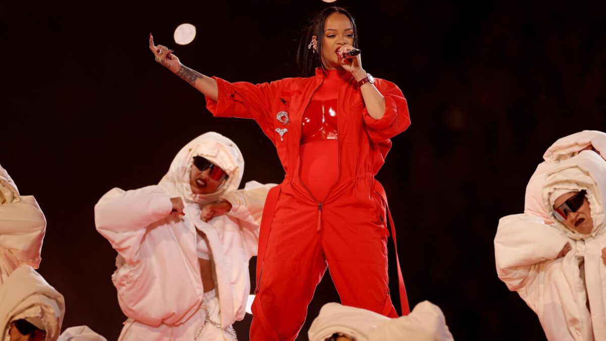(VÍDEO) Rihanna revela su segundo embarazo durante su estelar actuación en el descanso de la Super Bowl