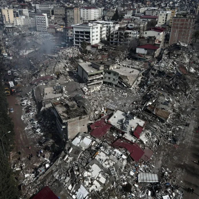 El Gobierno turco pretende demoler más de 50.000 edificios con daños graves por el terremoto "de forma urgente"