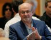 Salman Rushdie reaparece: «Ahora que casi me muero, todos me aman»