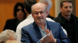 Salman Rushdie reaparece: «Ahora que casi me muero, todos me aman»