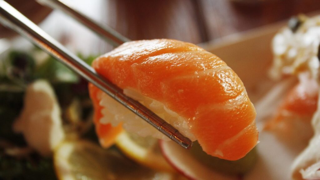 Sushi con salmón. 