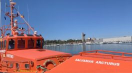 Rescatan a dos inmigrantes magrebíes en una barca de juguete a 16,8 millas de Tarifa (Cádiz)