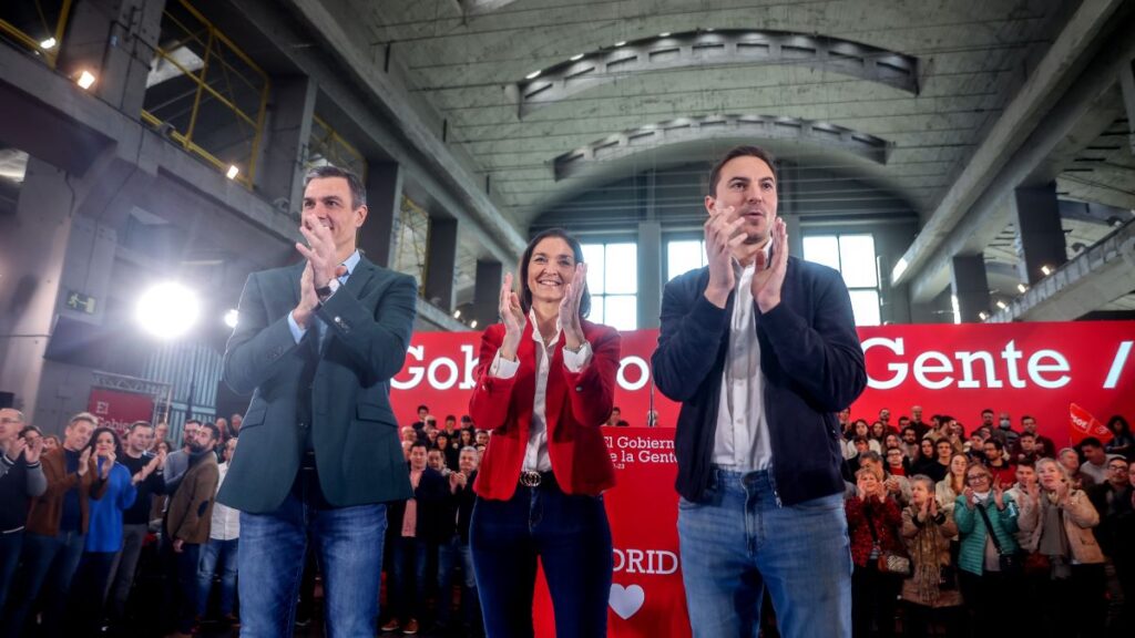 La ministra Reyes Maroto con el presidente del Gobierno Pedro Sánchez en un acto del PSOE